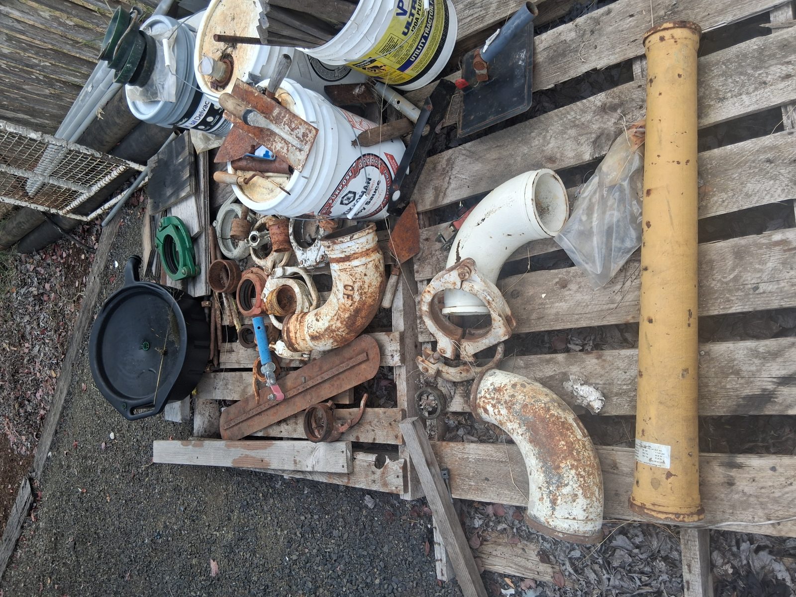 Random concrete pump attachments and clamps